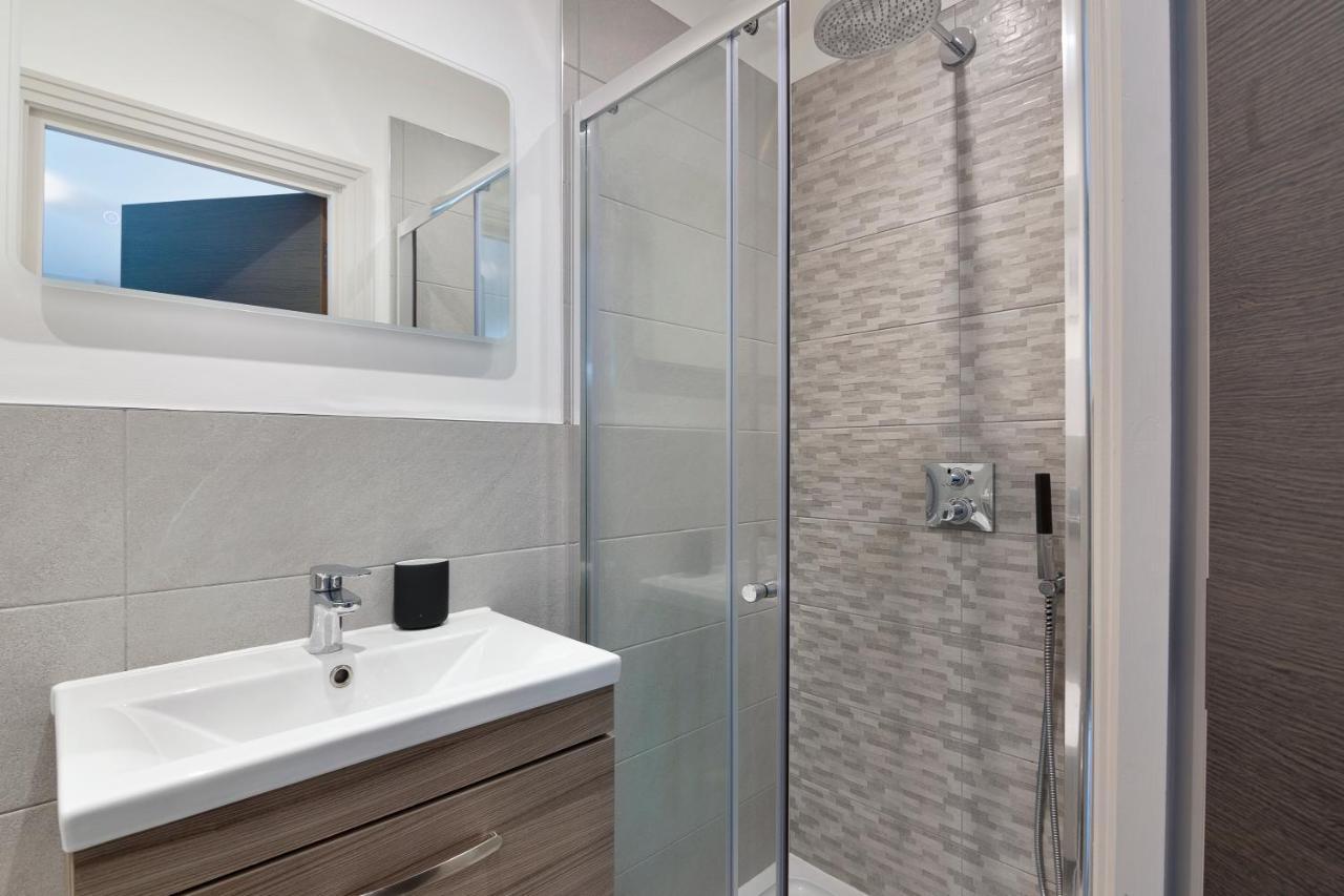 Spacious, 3 Bedroom, 2 Bathroom, Surbiton Екстериор снимка