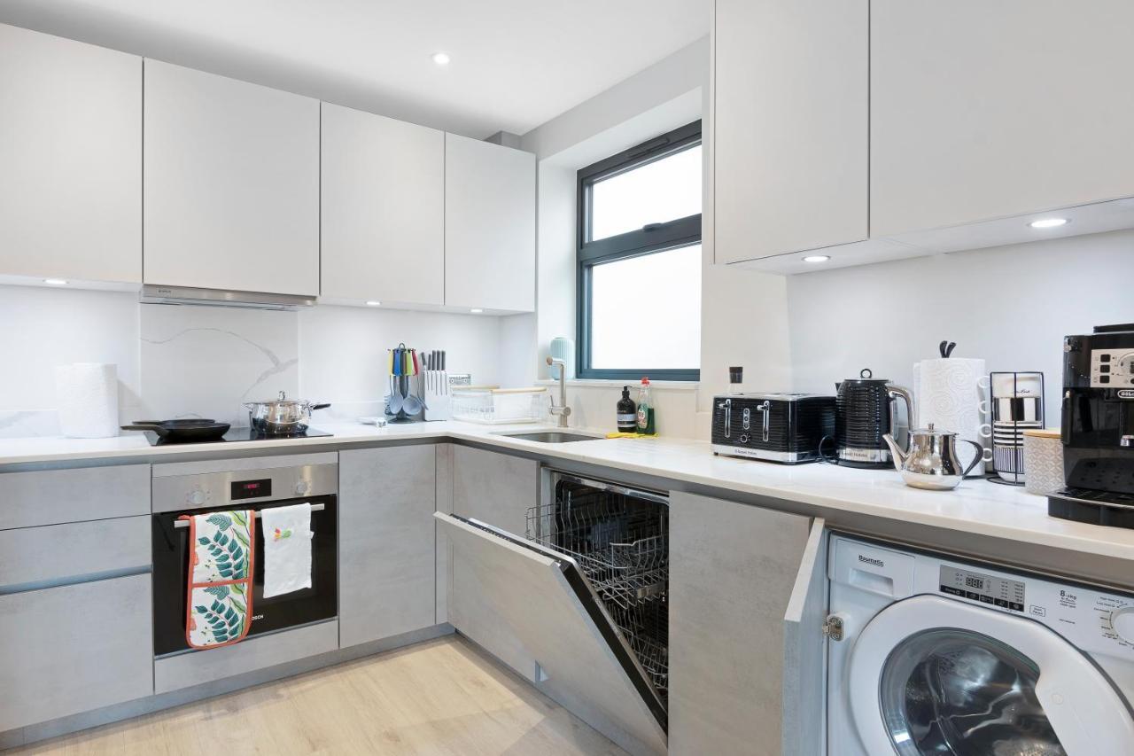 Spacious, 3 Bedroom, 2 Bathroom, Surbiton Екстериор снимка