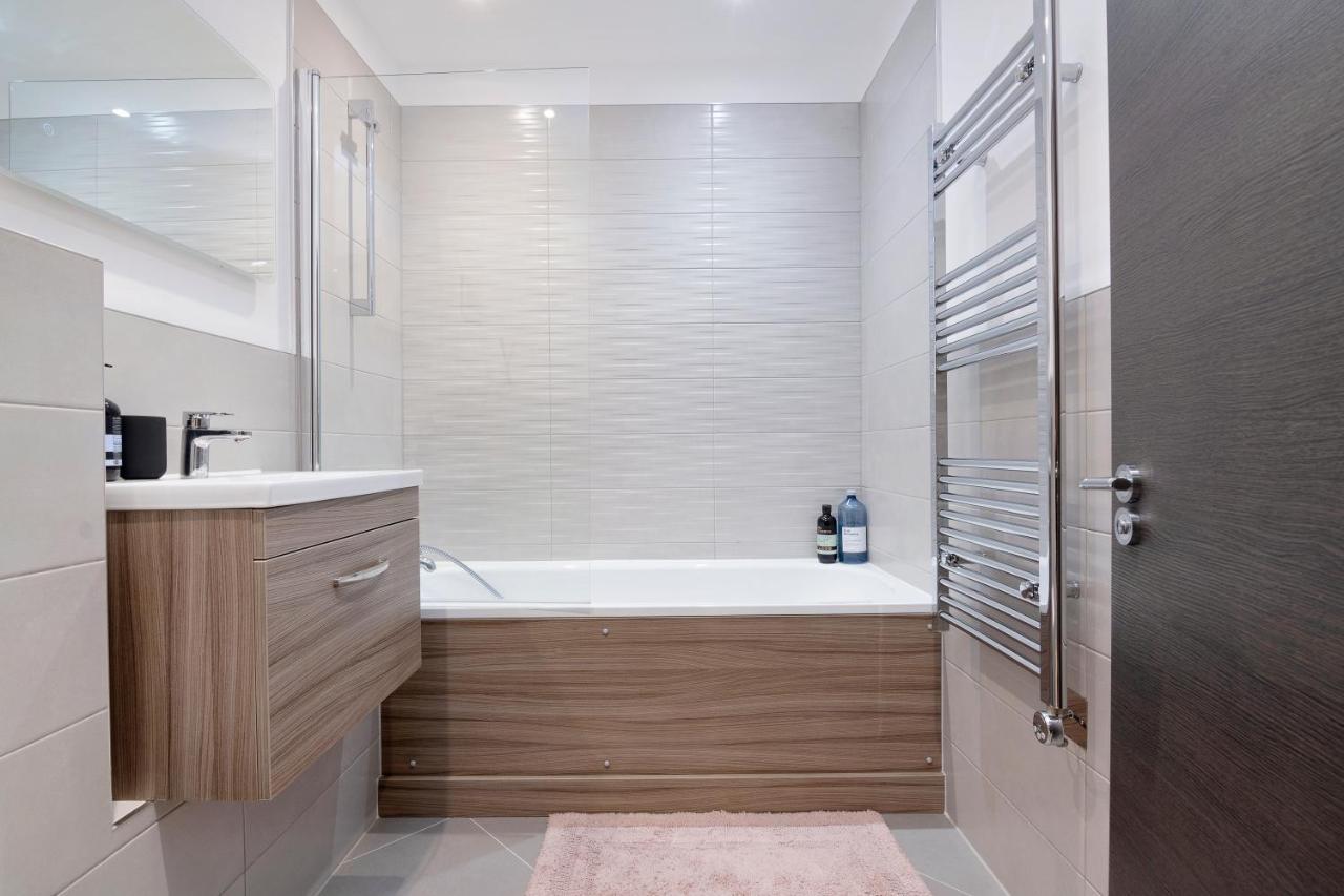 Spacious, 3 Bedroom, 2 Bathroom, Surbiton Екстериор снимка