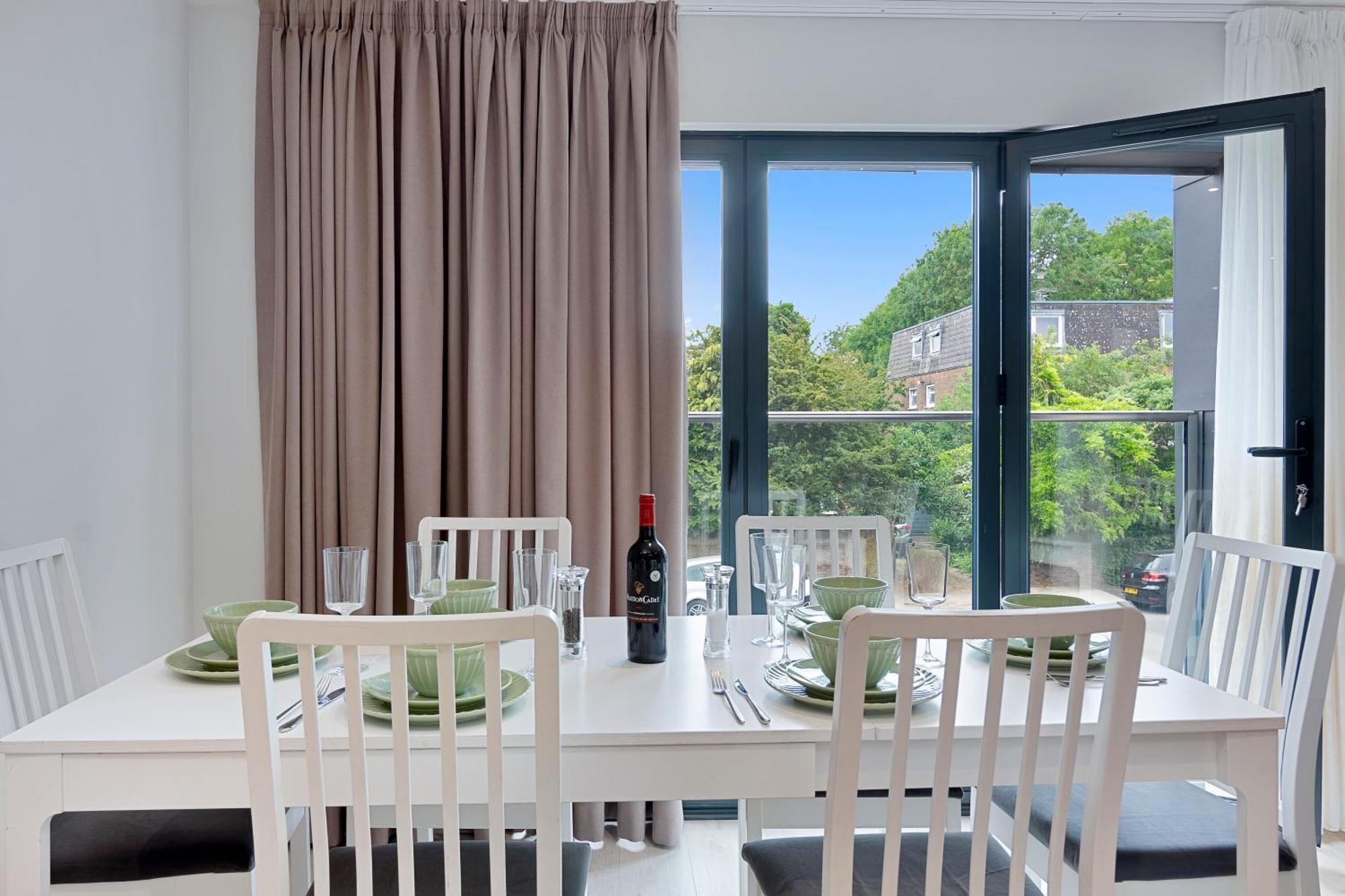 Spacious, 3 Bedroom, 2 Bathroom, Surbiton Екстериор снимка