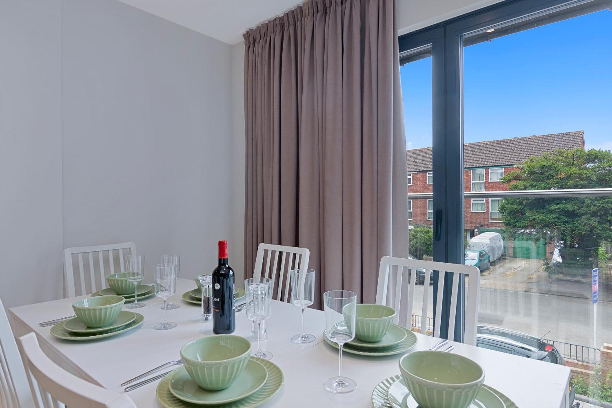 Spacious, 3 Bedroom, 2 Bathroom, Surbiton Екстериор снимка